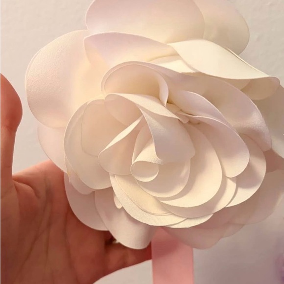 Gap & LoveShack Fancy Rosette brooch in white - Picture 4 of 4